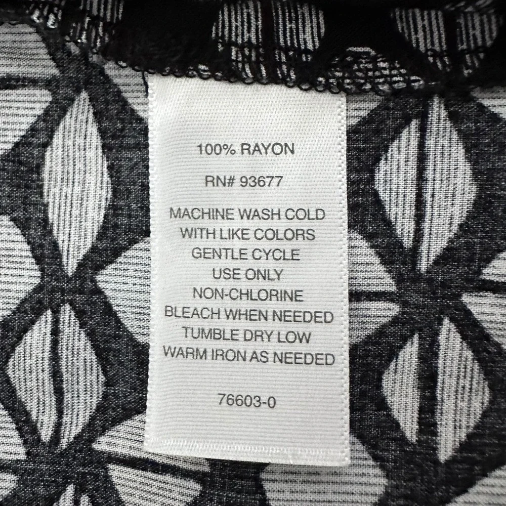 Liz Claiborne Sleeveless Blouse Womens M Black Geometric Business Casual Career‎